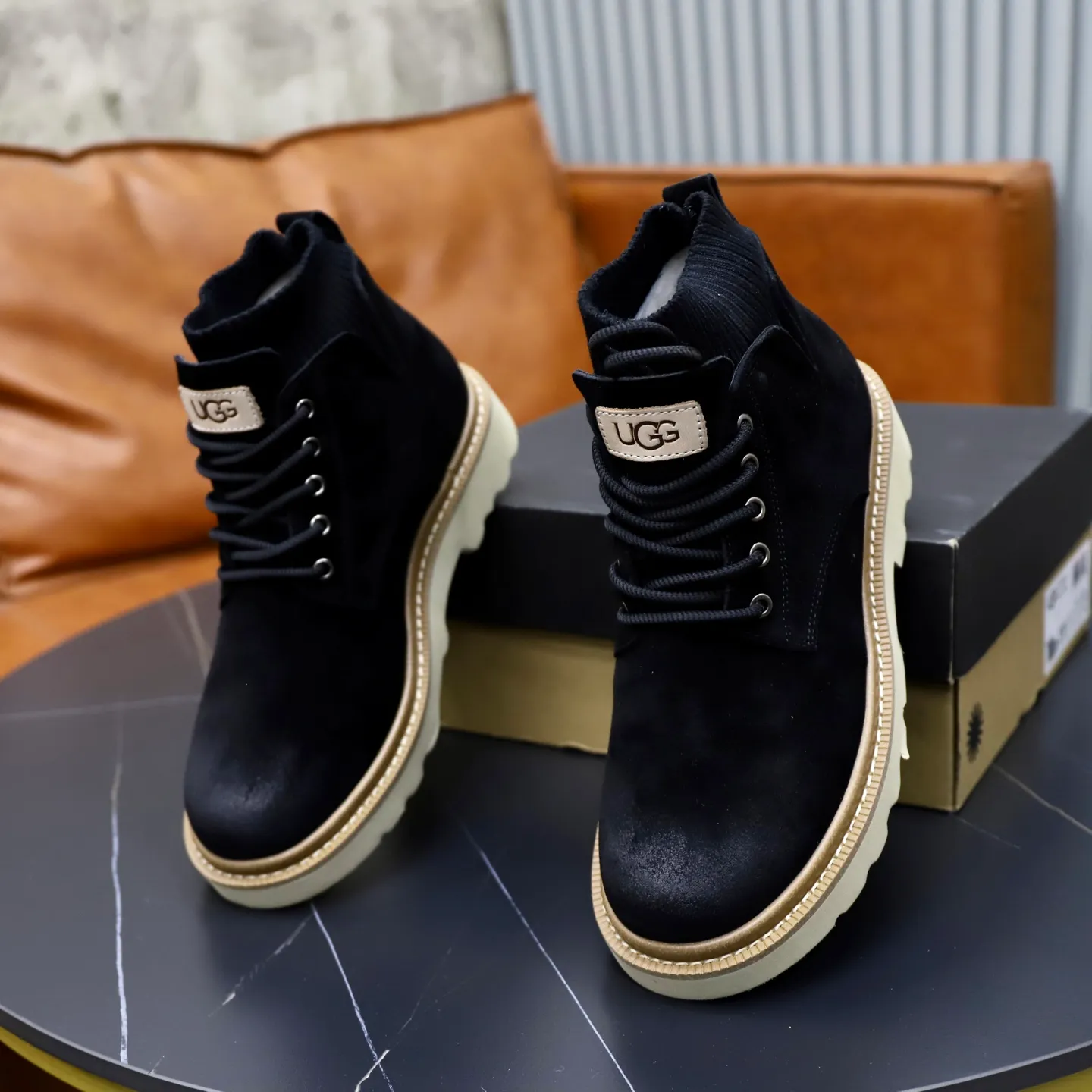Ex-factory price: 640💰Thick wool imported from Australia Brand: UGG genuine purchase Size: 39-44 Grade: Official website 1:1 Material: First layer of genuine leather waterproof and antifreeze upper Real wool lining Original non-slip soft wear-resistant outsole Style category: Men's casual shoes Trendy style Comfortable on the feet Color: Official website color synchronization